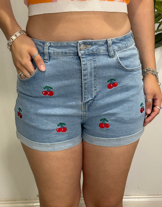Cherry shorts - light wash